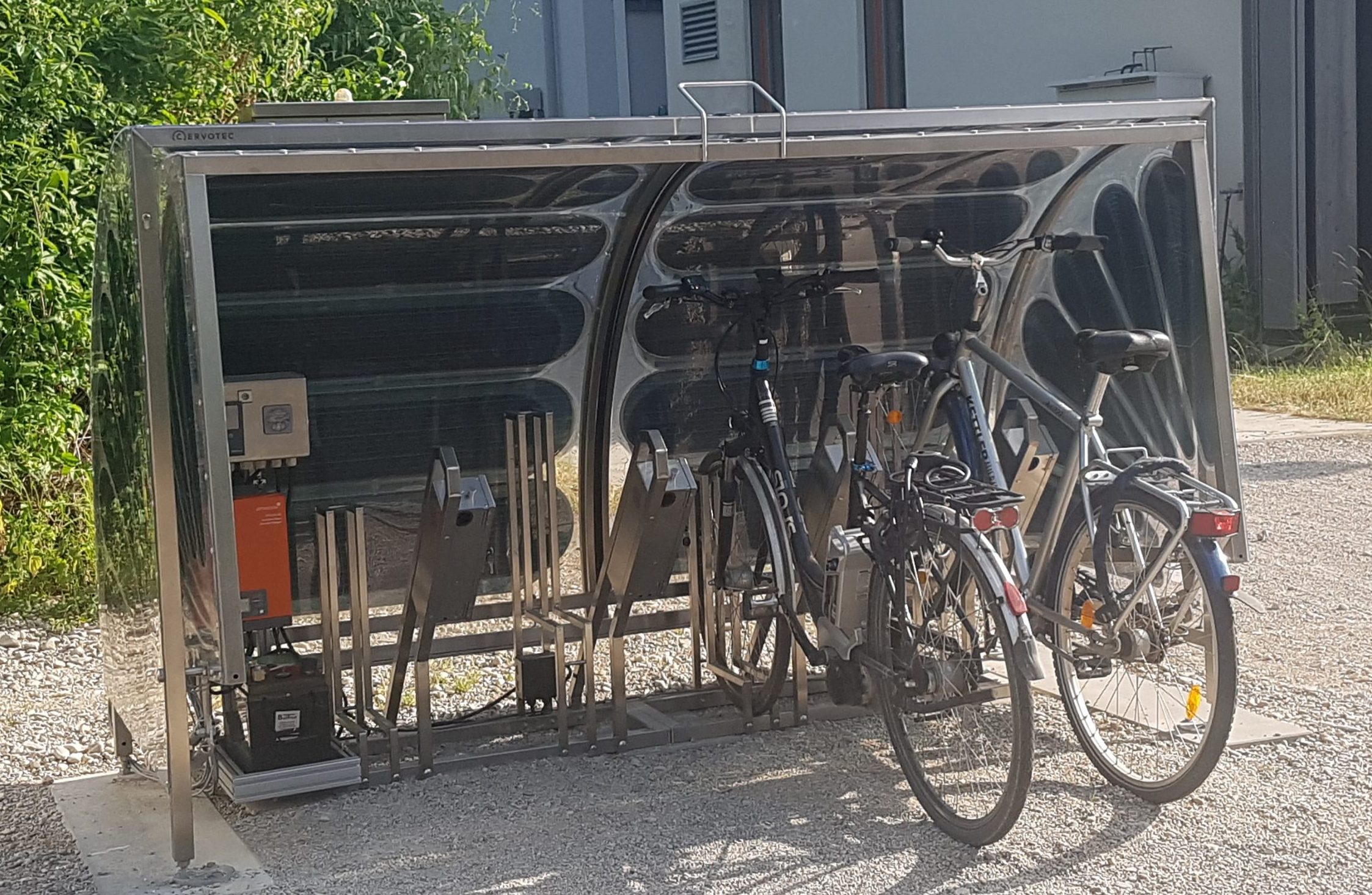 Fahrradgarage mit organischer Photovoltaik zum Laden von E-Bikes